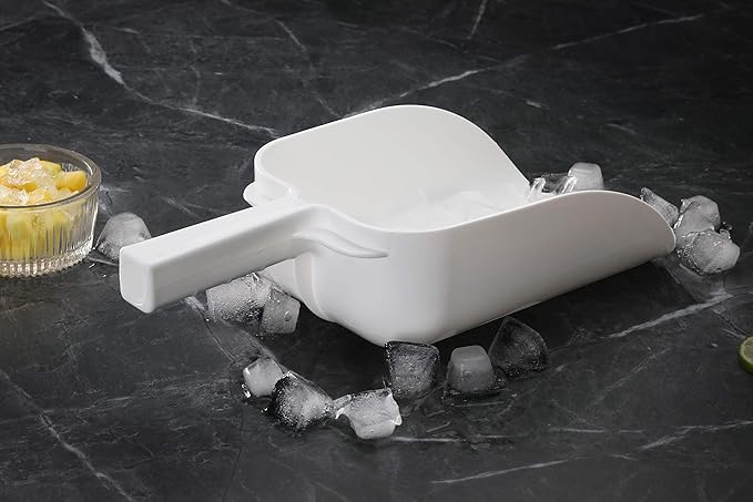 New Star Foodservice 34486 Polycarbonate Plastic Utility Ice Scoop, White, 64-Ounce